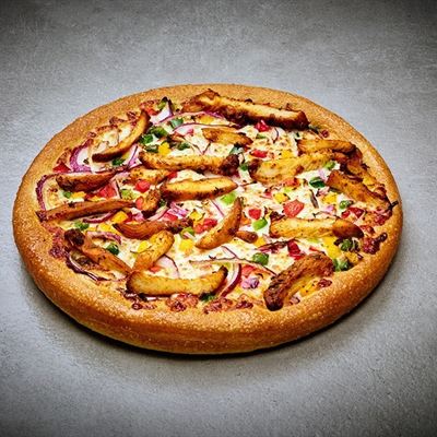 Fajita Chicken. En pizza med tomats&#229;s, fajita kyckling, paprika, r&#246;dl&#246;k och mozzarella.