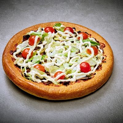 Kebab Supreme. En pizza med tomats&#229;s, kebabk&#246;tt, jalape&#241;os, r&#246;dl&#246;k och mozzarella. Toppas med isbergssallad, cocktail-tomater och vitl&#246;ksdressing.