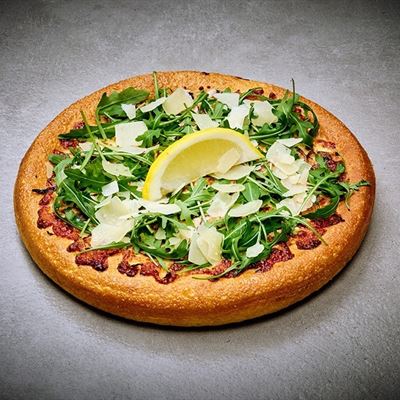 Pizza Bianco. En pizza med gr&#228;ddfil, champinjoner, r&#246;dl&#246;k och mozzarella. Toppas med parmesan, ruccola och citron (utan tomats&#229;s).