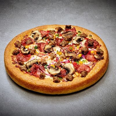 Supreme. En pizza med tomats&#229;s, pepperonikorv, beef, f&#228;rska champinjoner, paprika, r&#246;dl&#246;k och mozzarella.