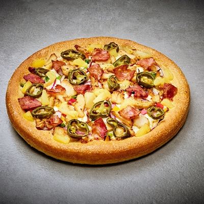 Tropical. En pizza med tomats&#229;s, bacon, kyckling, r&#246;dl&#246;k, paprika, ananas, jalape&#241;os, mozzarella och en l&#228;tt smak av vitl&#246;k.