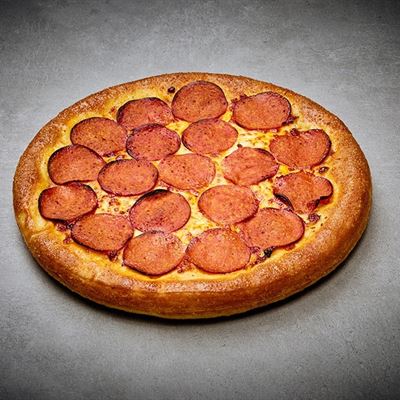 Vegeroni. En pizza med tomats&#229;s, massor av vegeroni (en vegansk variant av pepperoni) och mozzarella.